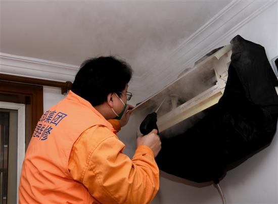 杨华峰为居民维修空调。
